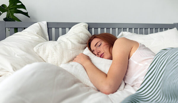 Cómo dormir con una almohada entre las piernas alivia el dolor de Espalda