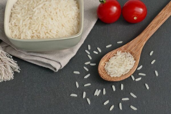 Medir el arroz con una cucharada
