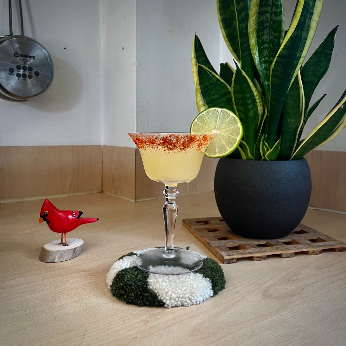Margarita de Mango con Mezcal Ahumado en una copa adornada con rodajas de limón.
