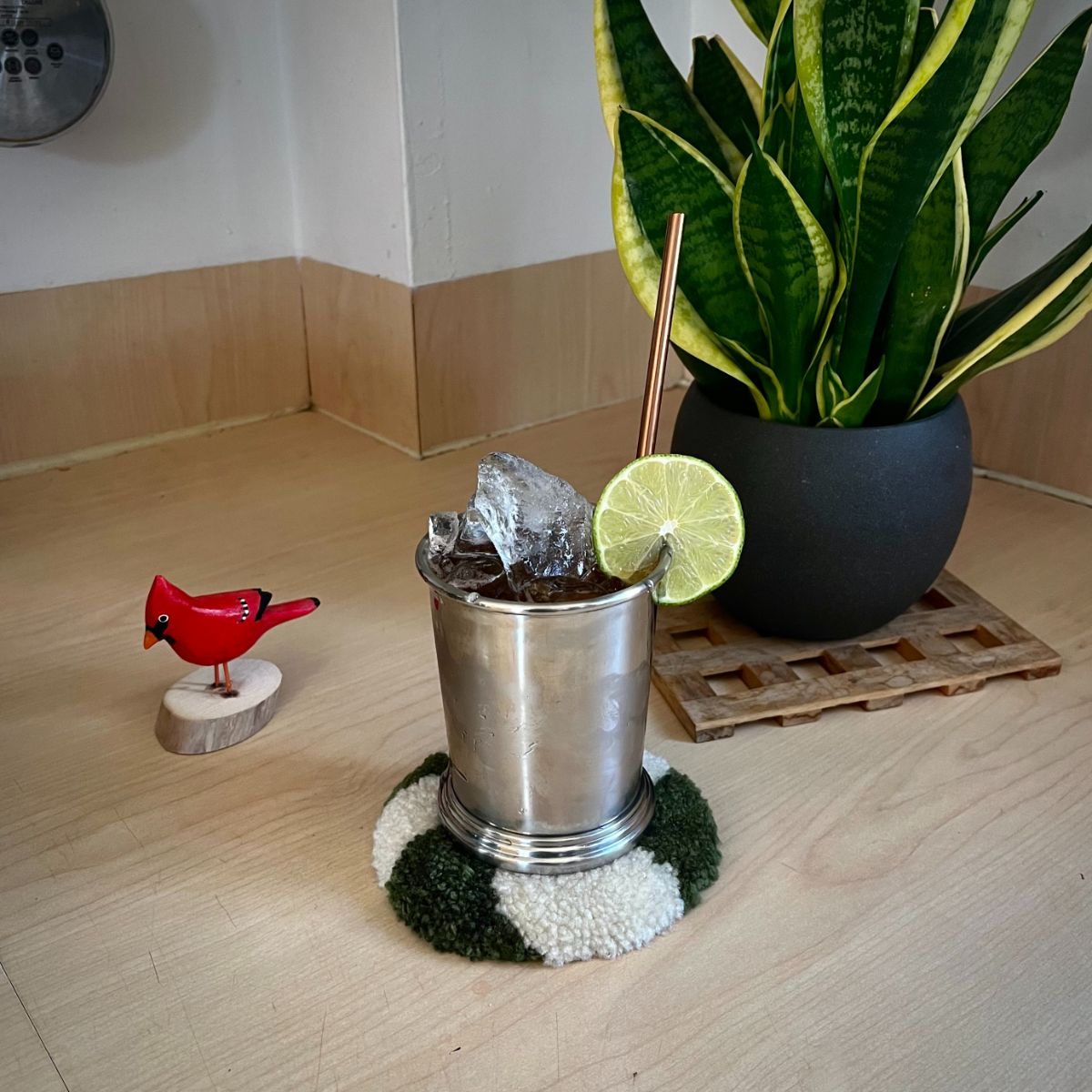 Mezcal Mule en un vaso de metal adornado con limón.