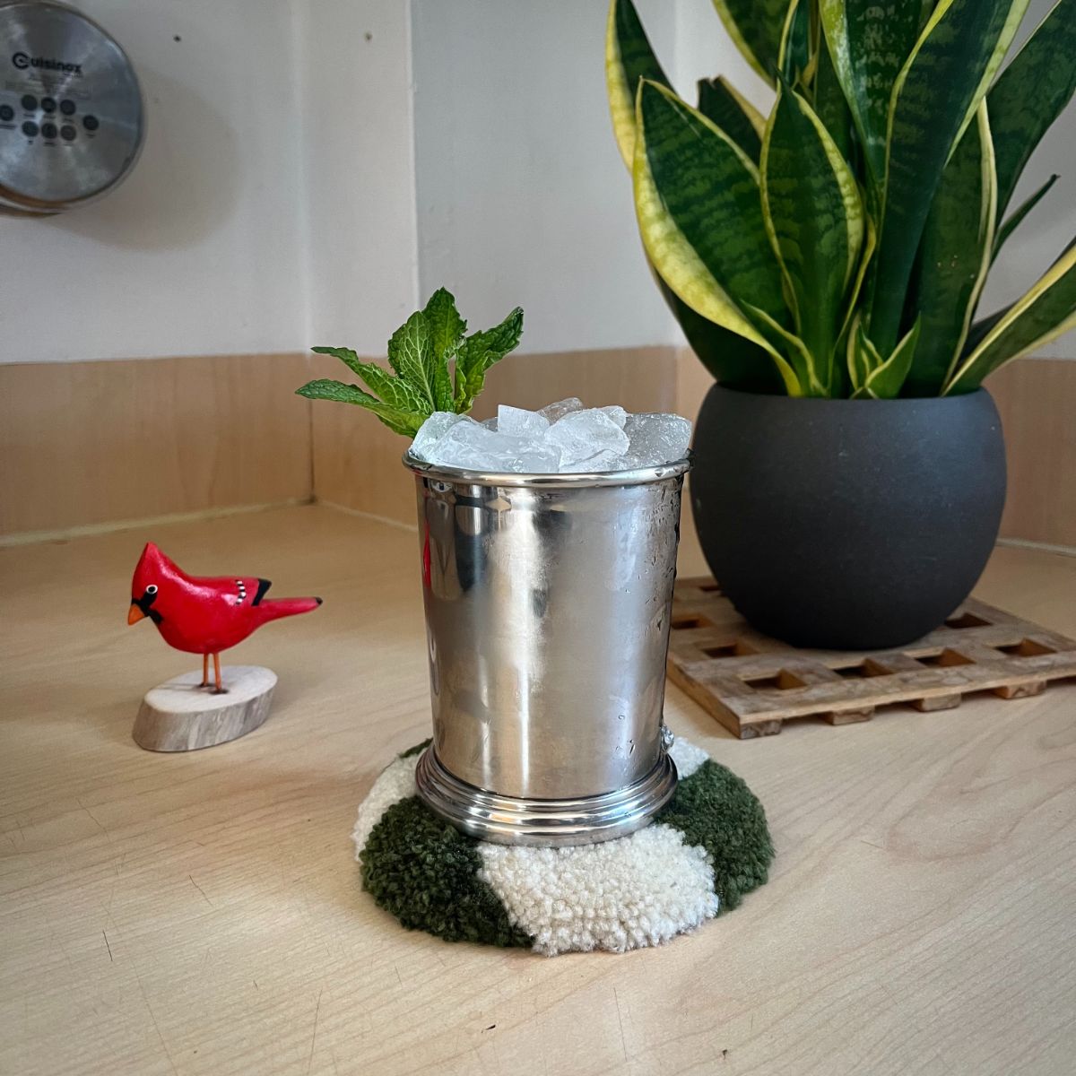 Julepe de mezcal en vaso metálico adornado con cilantro.