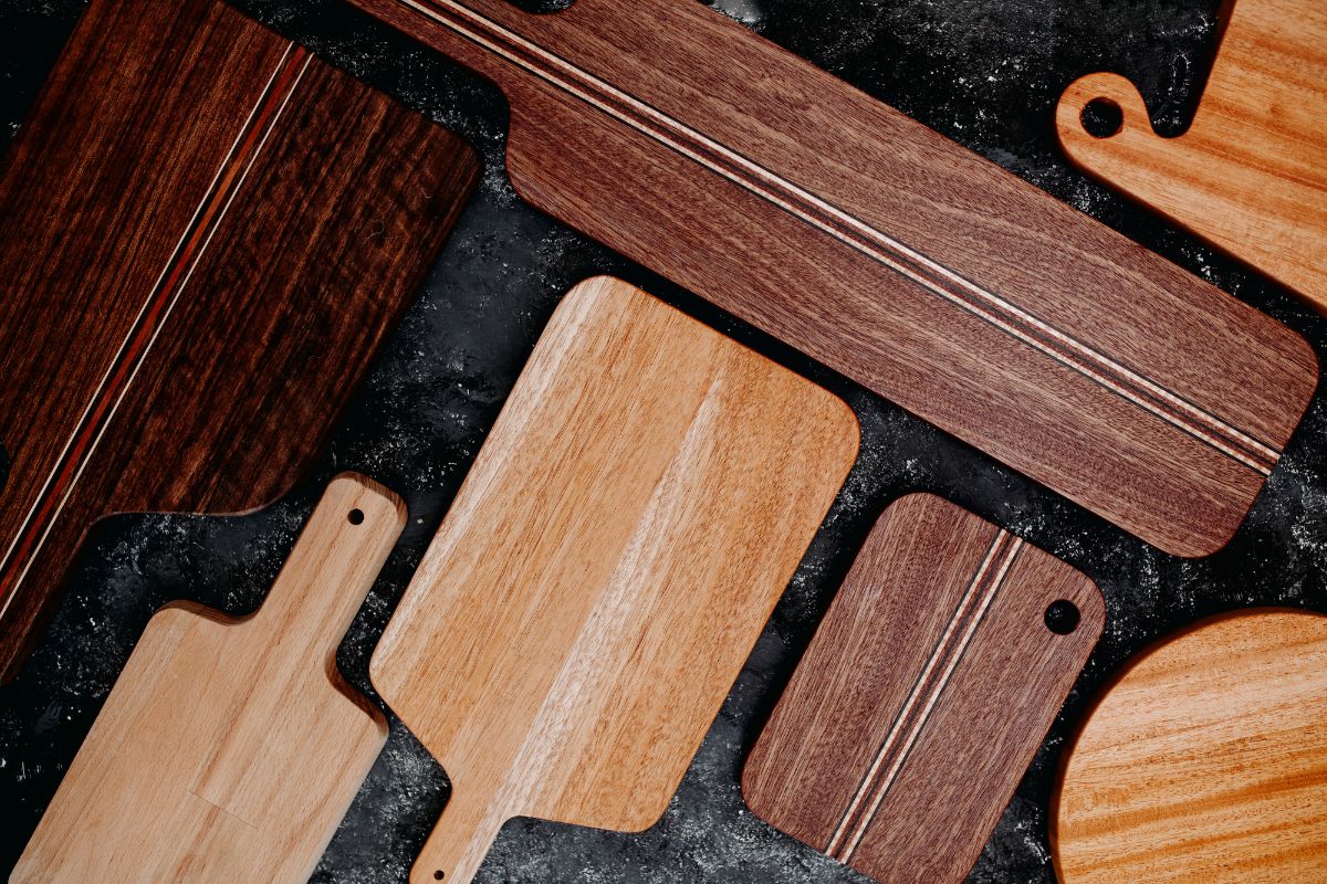 Diferentes tipos de tablas de cortar de madera.