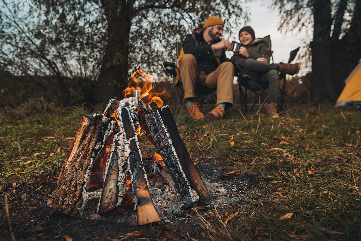 Una familia en un camping disfrutando de un café.