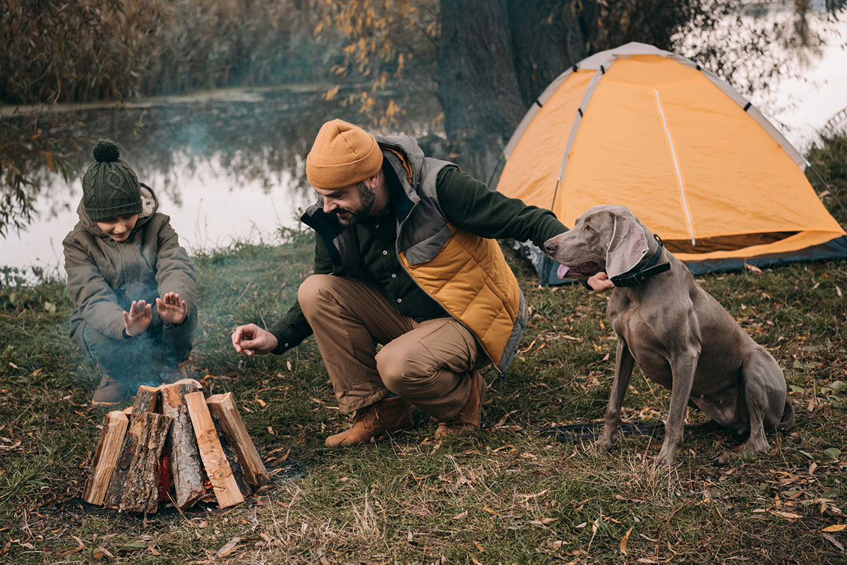 Una familia en un campamento junto al río.