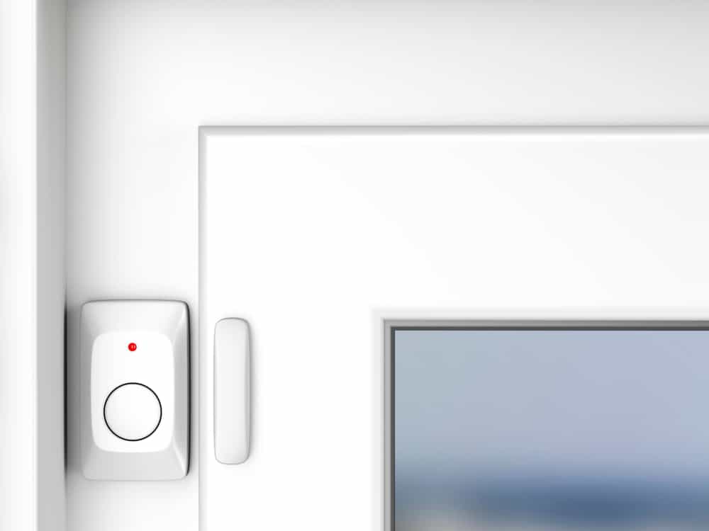 Esta es una ilustración de un sensor de alarma de ventana instalado.