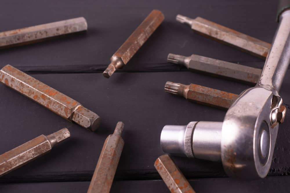 Se trata de destornilladores de carraca y puntas de tornillo con superficies oxidadas.
