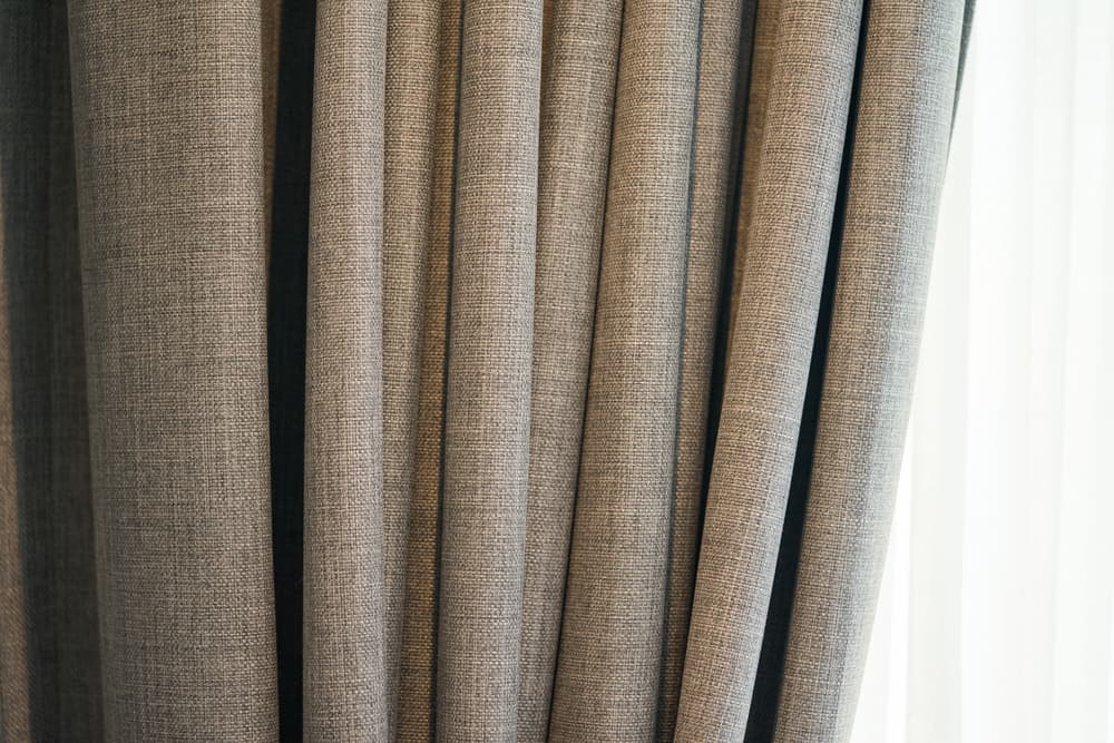 Esta es una vista de cerca de una cortina insonorizante gris.