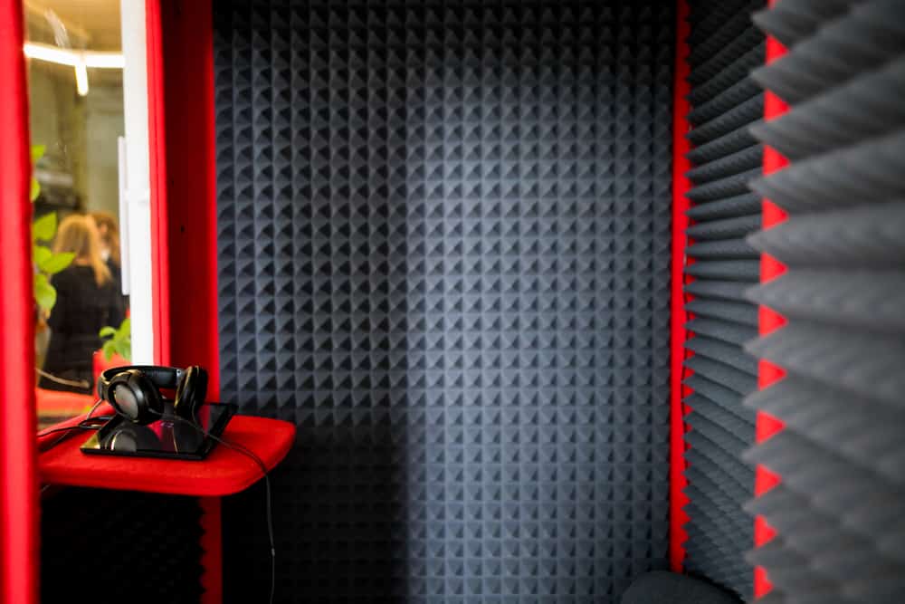 Esta es una mirada al interior de una cabina de grabación de sonido con paredes insonorizadas.