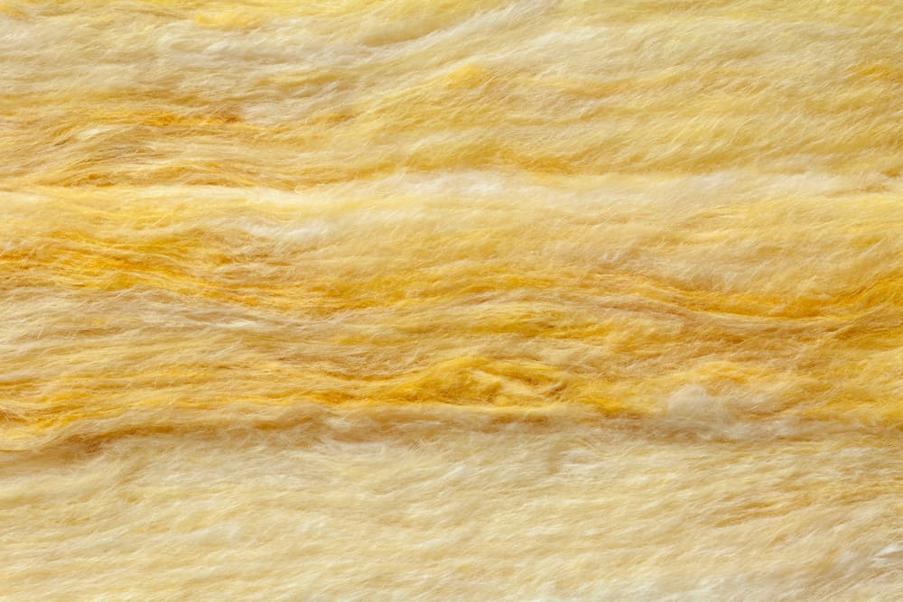 Esta es una imagen de cerca de un aislamiento de lana mineral.