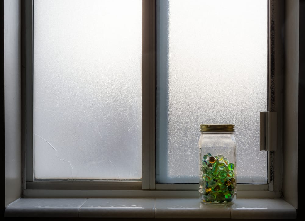 Esta es una vista de cerca de un conjunto de ventanas de cristal acrílico correderas.