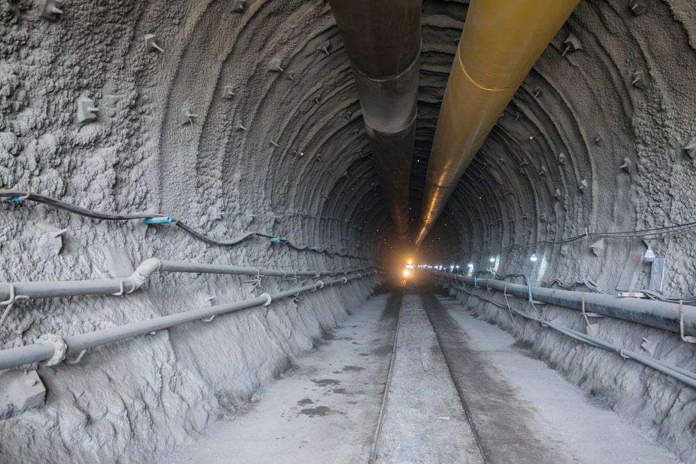 Obra de construcción de un túnel con tubos de ventilación.