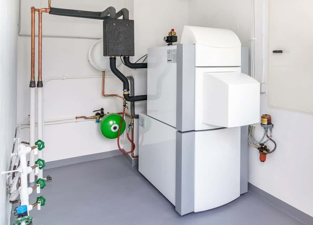 Un hogar con un sistema moderno de calentador de agua con bomba de calor.