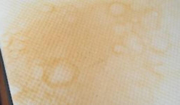Qué causa las manchas amarillas en un colchón y cómo limpiarlas