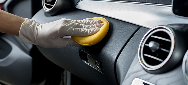 Cómo eliminar los arañazos del interior del coche