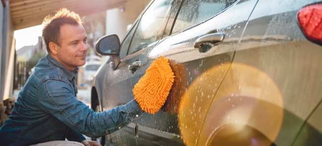 Hombre lavando su coche