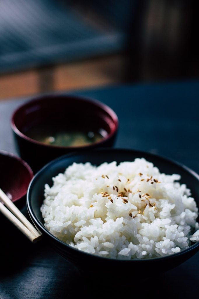 arroz blanco en un bol