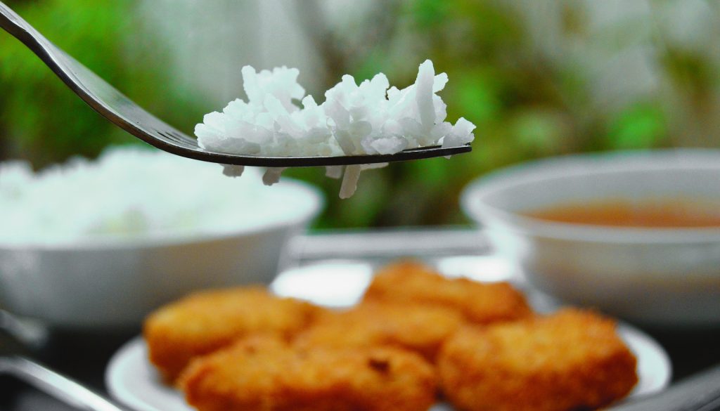 arroz blanco en un tenedor