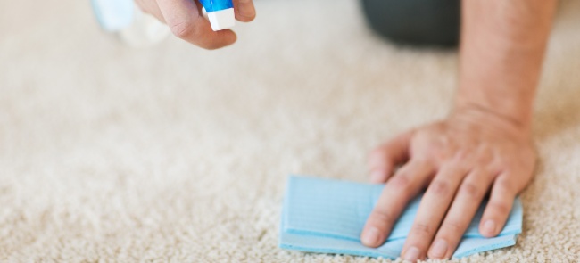 Cómo quitar el aceite de una alfombra