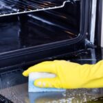 ¿Cómo limpiar un horno autolimpiable cuando está muy sucio?