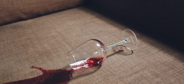 como limpiar el vino tinto del sofa