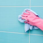 Cómo limpiar los azulejos del baño y hacer que vuelvan a estar relucientes