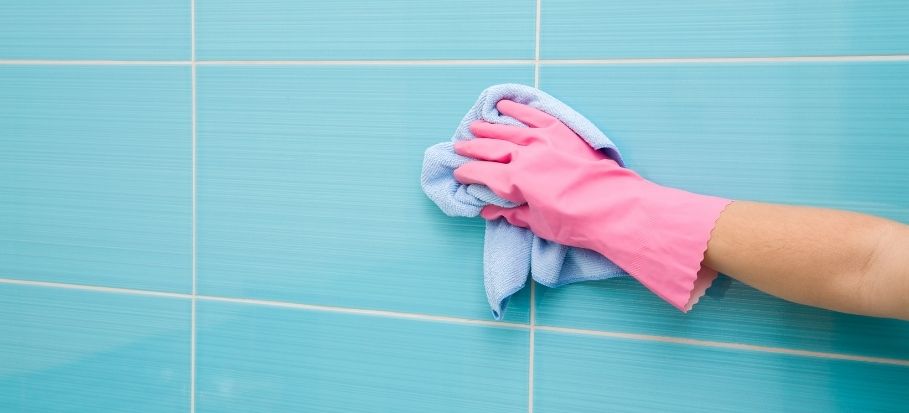 Cómo limpiar los azulejos del baño y hacer que vuelvan a estar relucientes