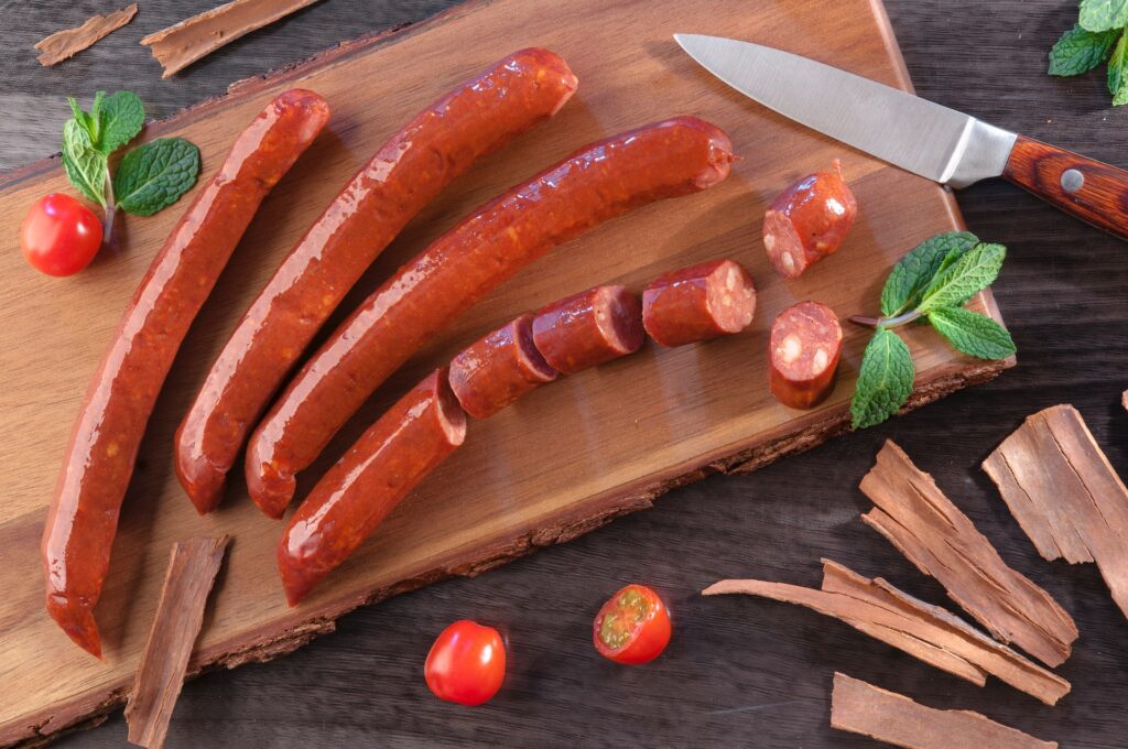 chorizo en una tabla de cortar