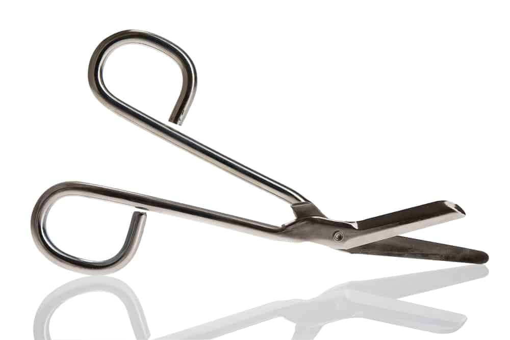 Foto de unas tijeras de traumatología que se utilizan para cortar la ropa de un paciente en casos médicos urgentes. 