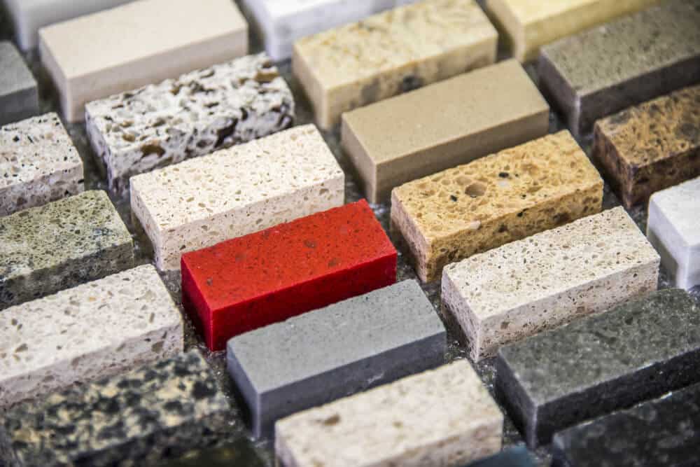 Una combinación de encimeras de granito y mármol de distintos colores.