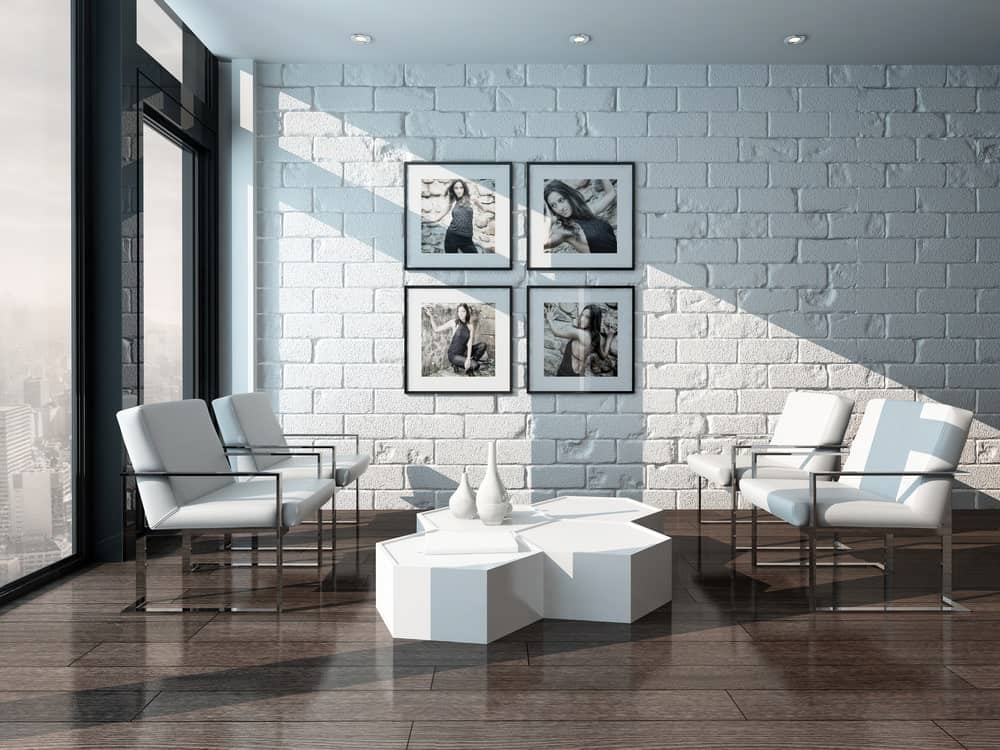Salón moderno con pared de ladrillo encalada.