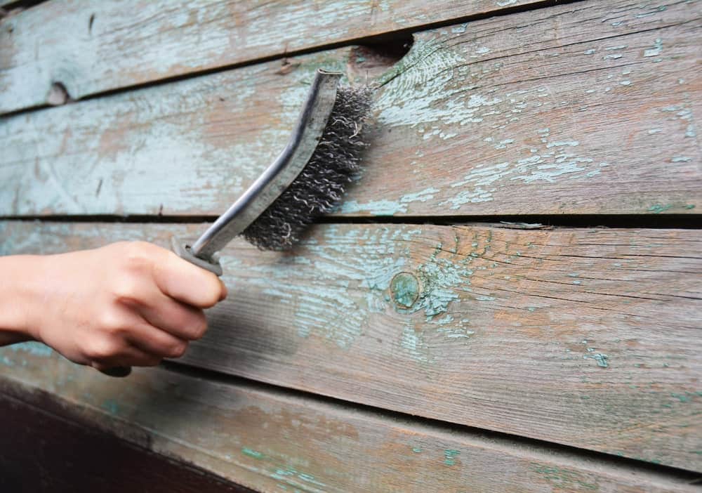 Cepillo de alambre utilizado para eliminar la pintura vieja de la superficie de madera.