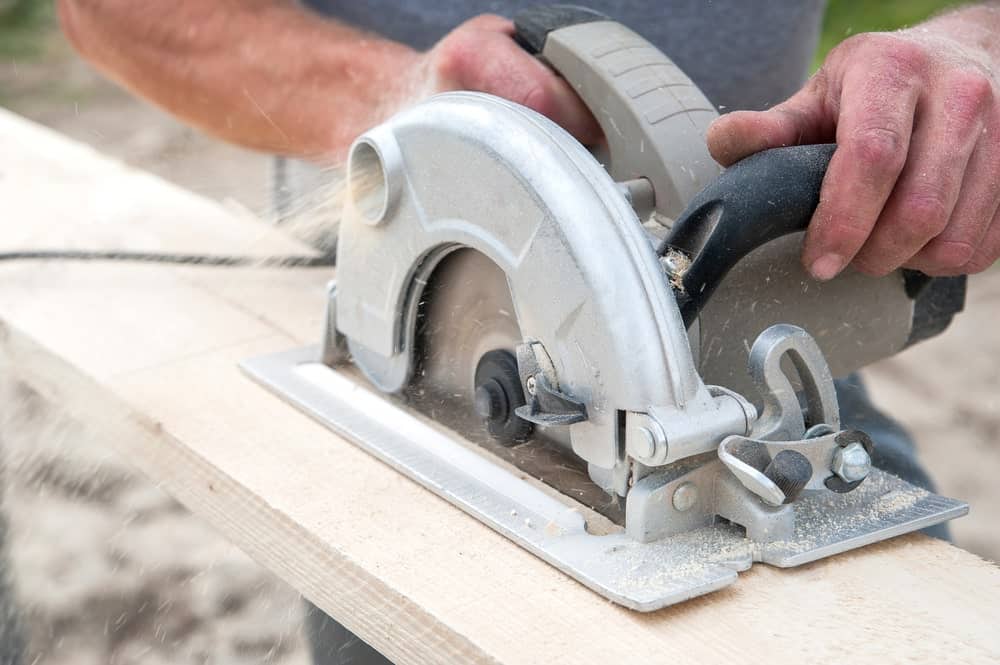 Sierra mecánica utilizada en el trabajo sobre una plancha de madera.