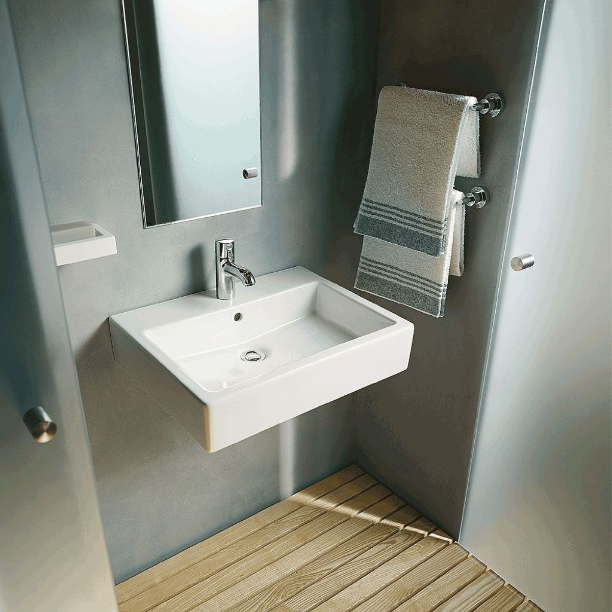 Precioso y sencillo lavabo blanco de pared para baño fabricado por CP Hart