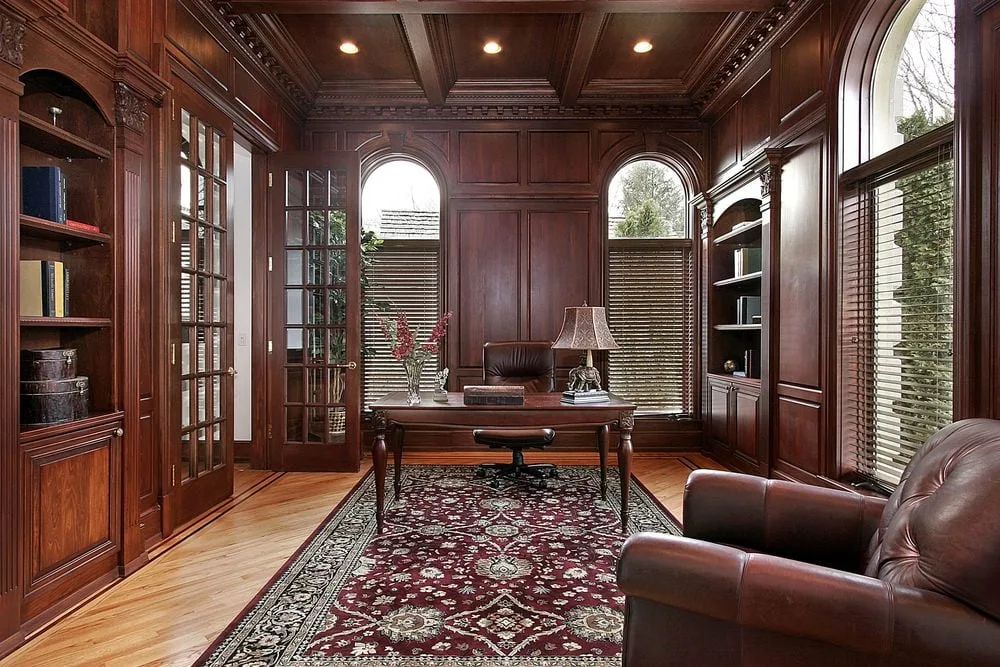 Una biblioteca de tipo victoriano con suelo de madera noble. El material predominante es la madera, que le da el acabado marrón rojizo.