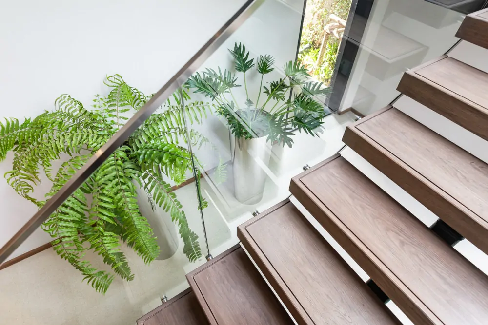 Escalera de madera y cristal para el interior de la vivienda.