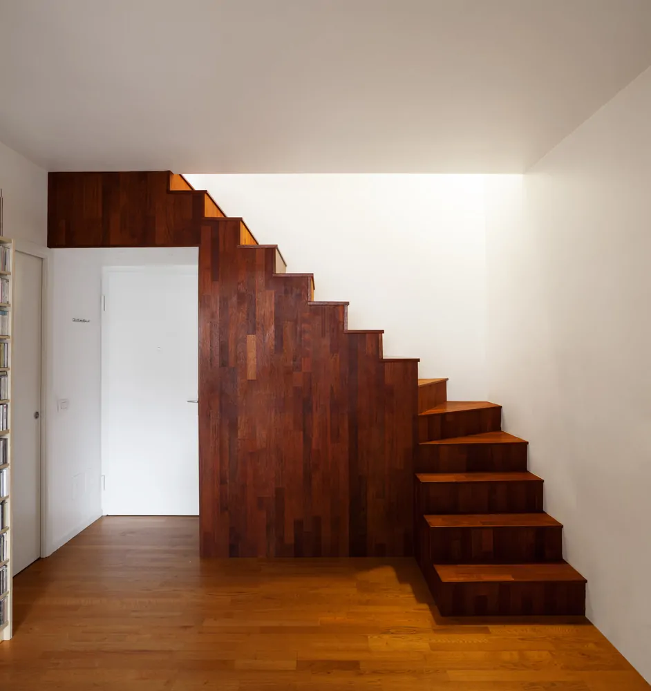 2. Escalera totalmente de madera sobre la puerta de entrada sin barandilla (escalera para ahorrar espacio)