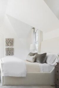 Este sofisticado dormitorio blanco está perfectamente diseñado para ofrecer comodidad y elegancia.