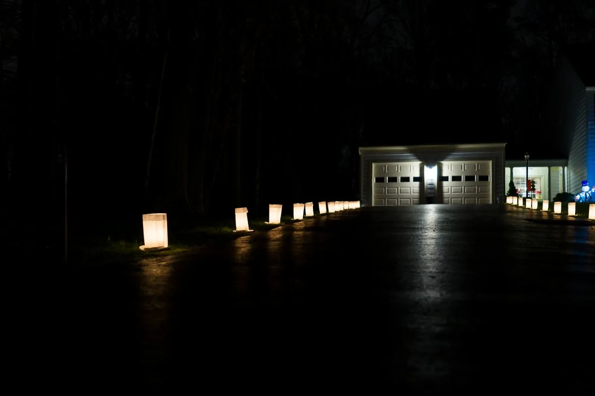 Linternas de papel alineadas en el camino de entrada.