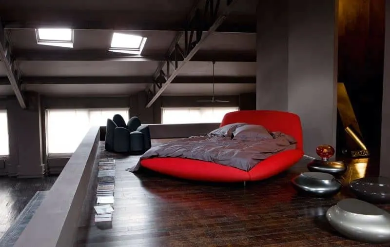 Este dormitorio principal personalizado cuenta con un espacio personal para la cama muy atractivo, con suelo de madera y techo con vigas.