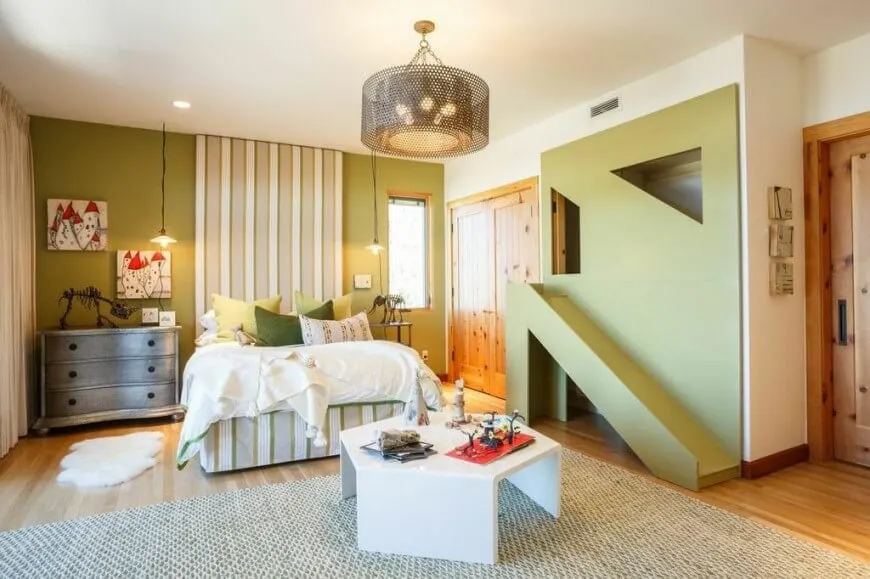 Dormitorio principal espacioso con una acogedora cama iluminada por lámparas colgantes. Hay una elegante pared a medida y suelos de madera rematados por una alfombra de área.
