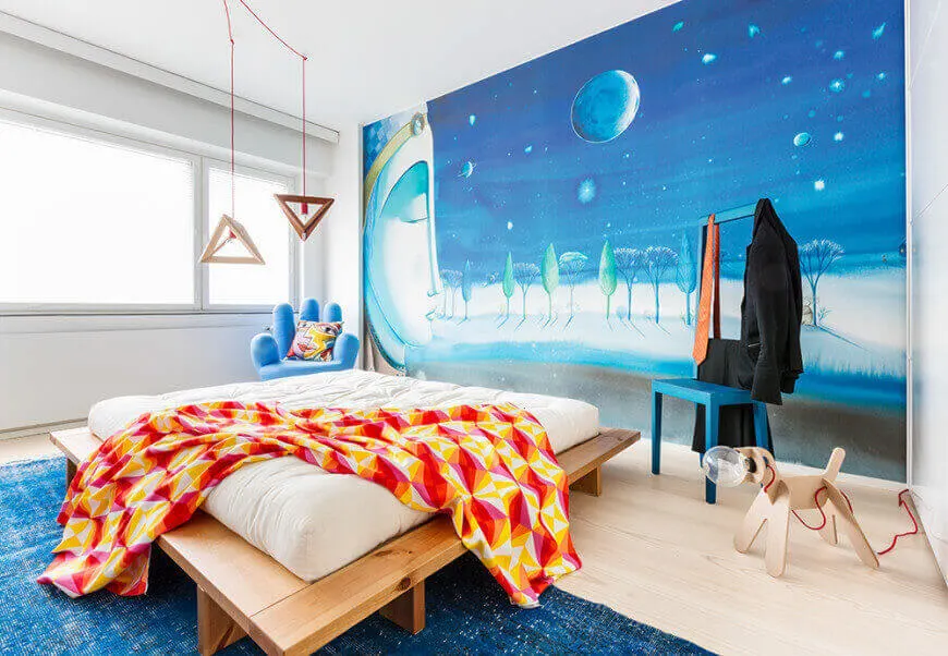 Dormitorio primario con un diseño de pared personalizado que tiene un aspecto absolutamente impresionante, junto con una configuración de cama personalizada en el centro.