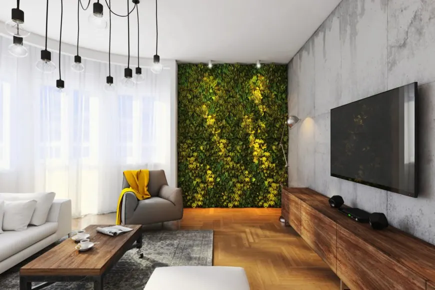 Primer plano de una pared de plantas verdes en un salón moderno.