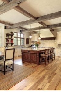 El gran espacio incluye una cocina tradicional con suelo de madera maciza y una alfombra bajo la mesa de comedor ovalada.