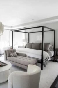 Una amplia zona de estar ocupa el centro de este dormitorio moderno de influencia glamurosa.