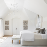 23 Ideas de Dormitorios Primarios Blancos Capturan la Esencia de la Sofisticación Clásica
