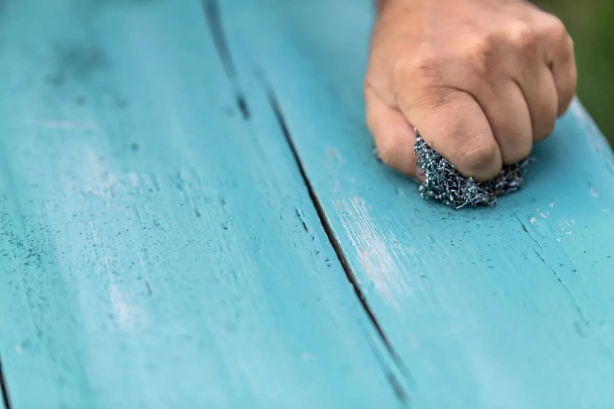 Tablón de madera pintado con pintura a la tiza azul.