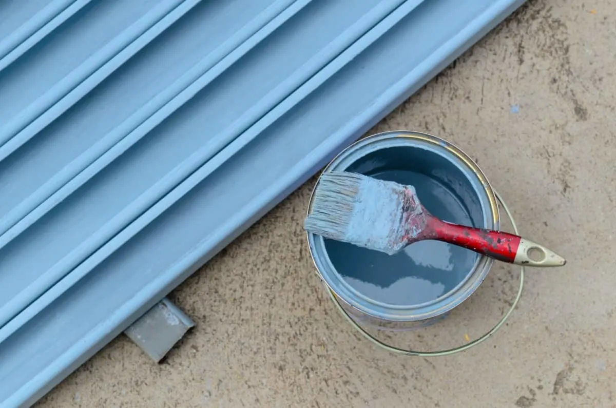 Pintura azul sobre un tejado ondulado.