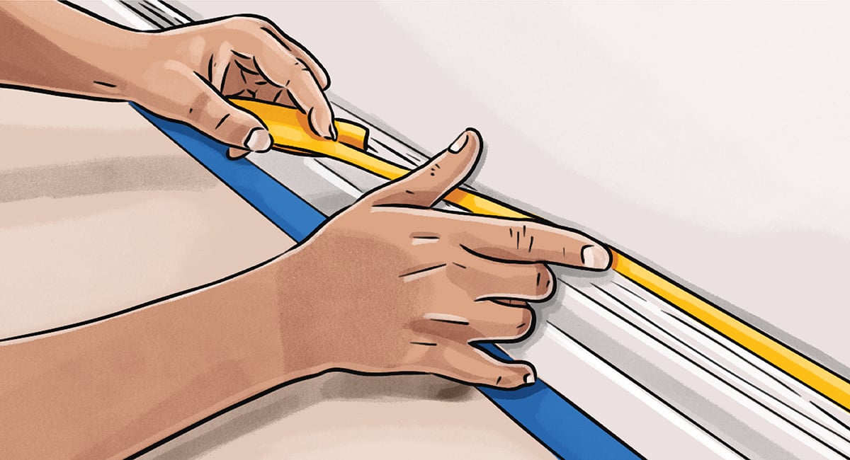 Cómo pintar zócalos con moqueta - Paso 5: Pega la cinta de la rana a lo largo del borde superior del zócalo