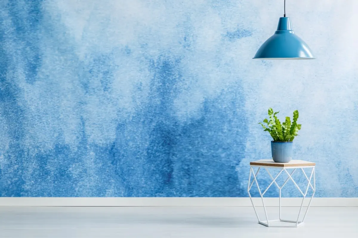 Interior de casa con pintura azul ombre.