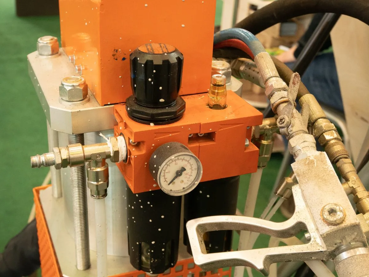 Un pulverizador con un tubo y un medidor de presión.